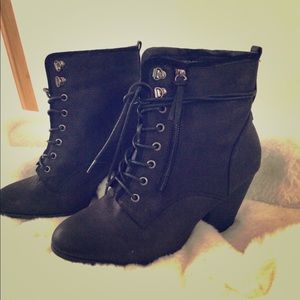 Daisy Fuentes 12W Lace Up Bootie